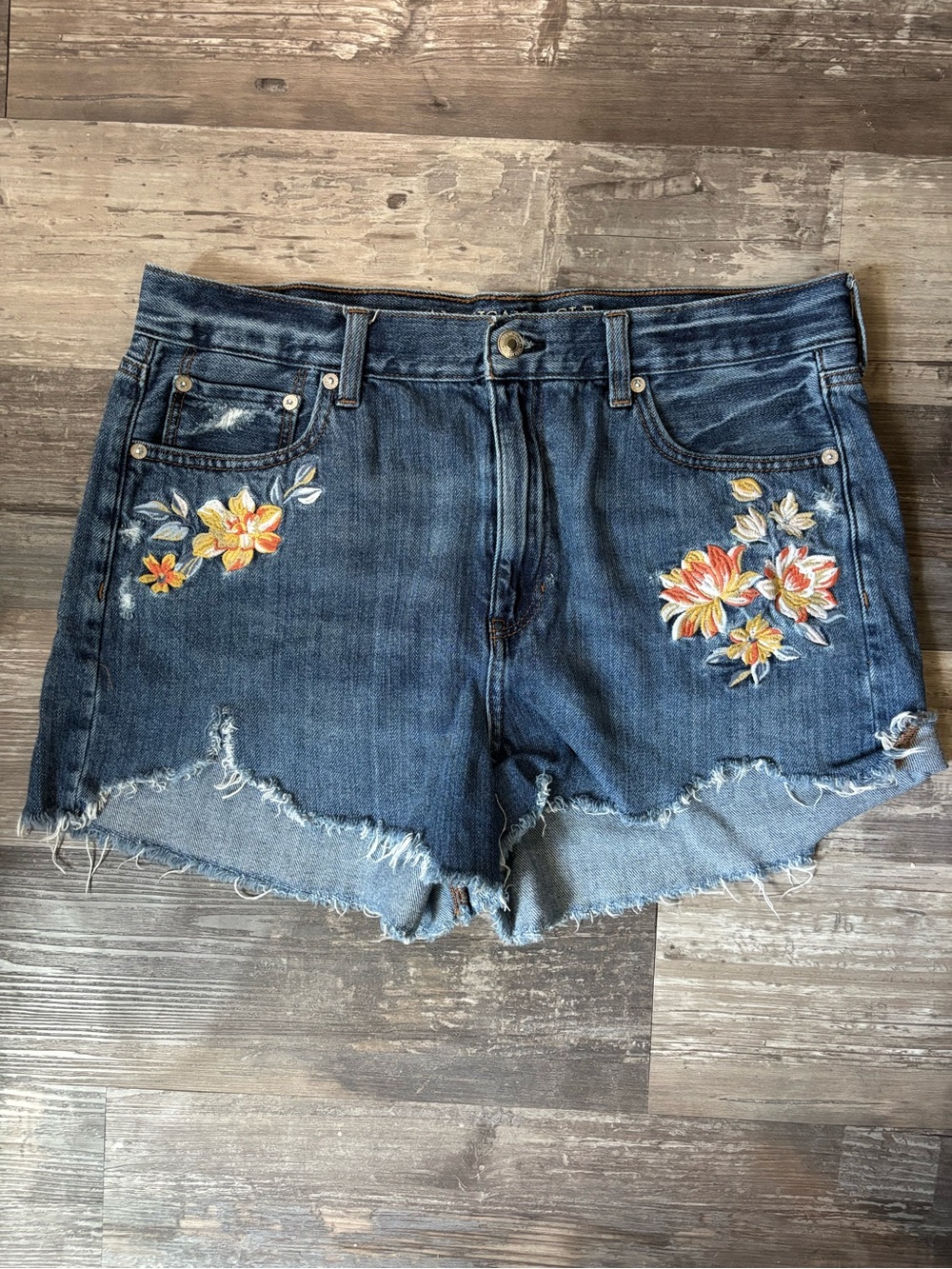 American Eagle Mom Shorts Embroidered